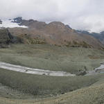 Breitbildfoto mit Blick zum Gletscher de Cheilon. Gut ersichtlich die zwei Eisstreifen die wir überquert haben