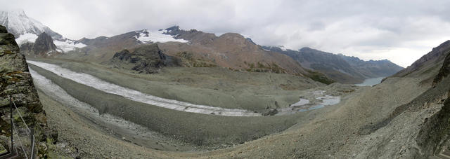 Breitbildfoto mit Blick zum Gletscher de Cheilon. Gut ersichtlich die zwei Eisstreifen die wir überquert haben