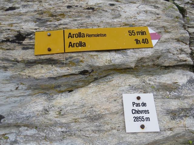 Wegweiser auf dem Pas de Chèvres (Geisspass) 2855 m.ü.M. unser Tagesziel Arolla rückt näher