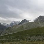 Blick Richtung Talende von Val d'Arolla mit dem wolkenverhangenen Mont Collon