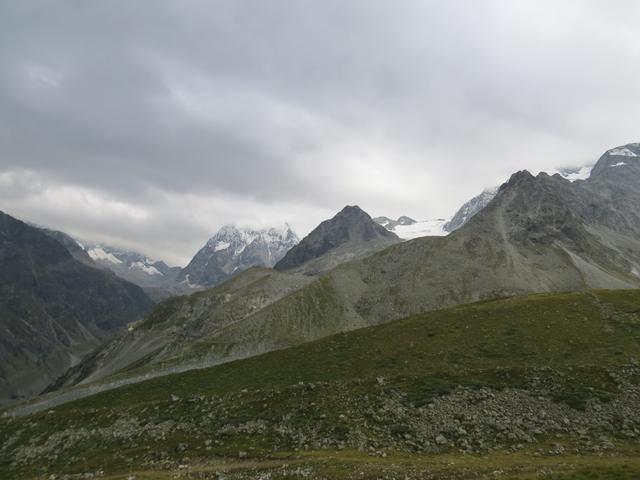 Blick Richtung Talende von Val d'Arolla mit dem wolkenverhangenen Mont Collon
