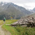 auf halber Strecke kommen einige Liftanlagen in Sicht. Im Winter notwendig, im Sommer leider eher störend