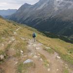 wir verlieren weiter an Höhe. Unter uns taucht Arolla im Talgrund auf