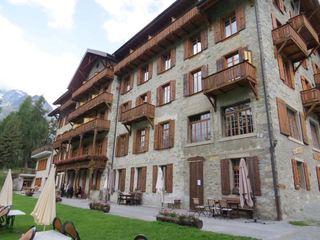 bei Punkt 2107 m.ü.M. ein bisschen oberhalb von Arolla, erreichen wir das altehrwürdige Hotel Kurhaus