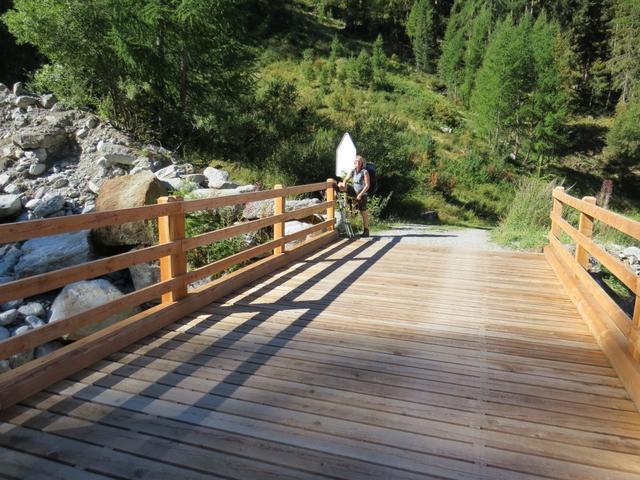...und durchqueren über eine Holzbrücke den Riedbach