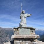 hier oben bei Punkt 2474 m.ü.M. steht die Statue des heiligen  Bernhard als Schutzpatron der Wanderer und grüsst weit übers L