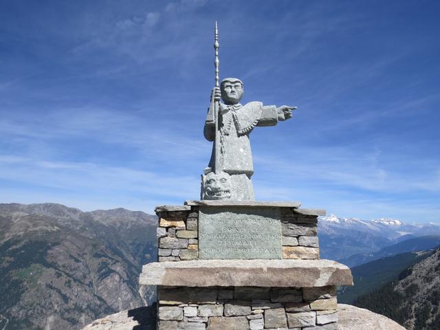 hier oben bei Punkt 2474 m.ü.M. steht die Statue des heiligen  Bernhard als Schutzpatron der Wanderer und grüsst weit übers L