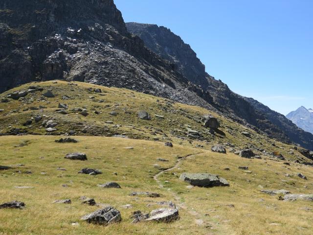 der Europaweg steigt nun an der Westflanke des Mittelsberg in südlicher Richtung an