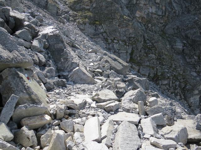 der jetzt noch breite Bergweg, führt nun zuerst über Blockschutt