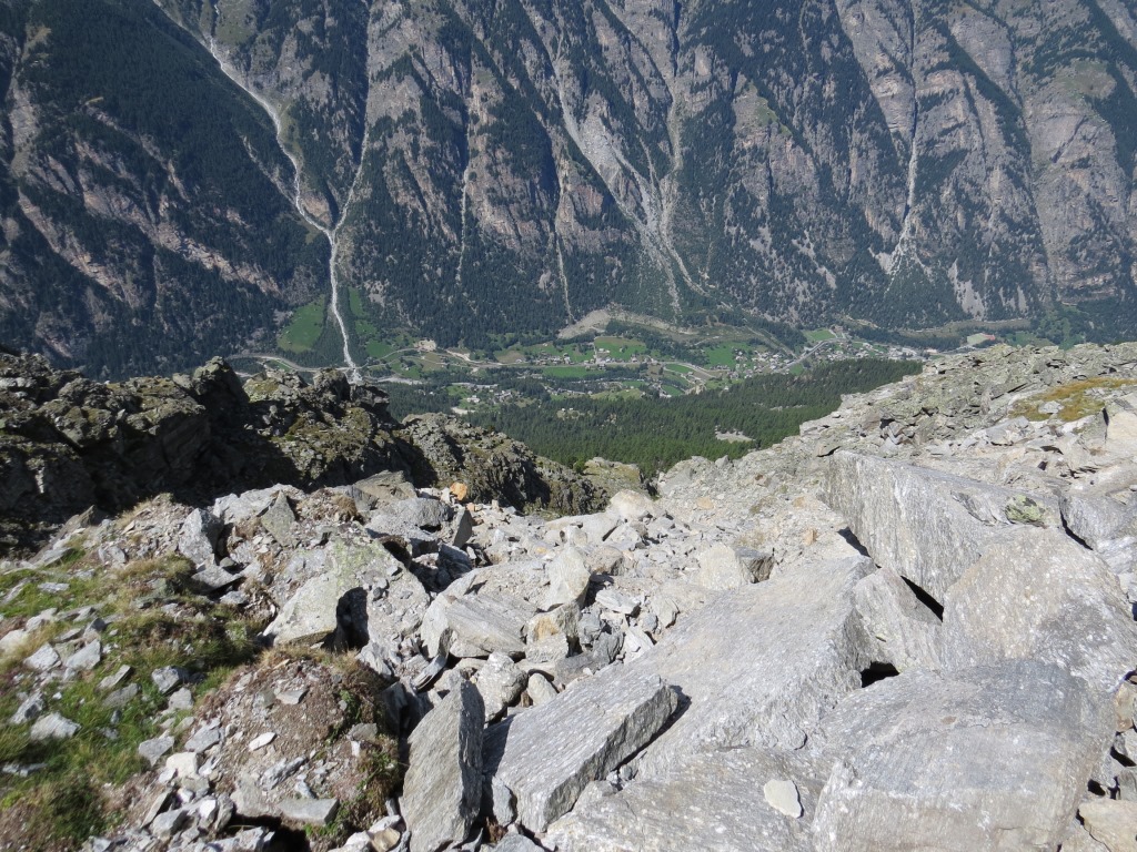 steil und wild zerklüftet schiessen die Flanken ins Mattertal hinab