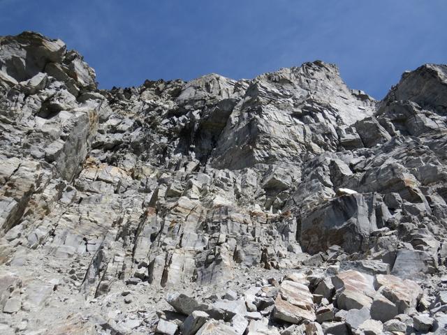 steil schiessen die Felswände in den Himmel. Hier sollte man nicht stehen bleiben