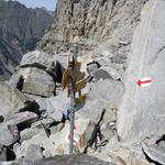 der Bergweg führt zum Teil über grosse Felsbroocken. Hier gut ersichtlich wegen dem Wegweiser