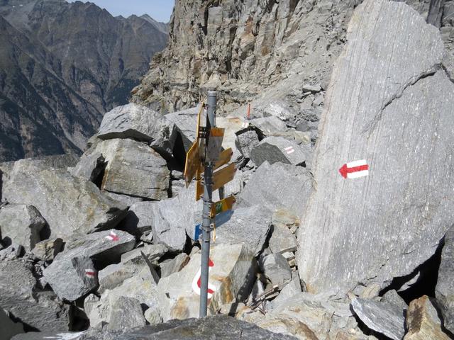 der Bergweg führt zum Teil über grosse Felsbroocken. Hier gut ersichtlich wegen dem Wegweiser