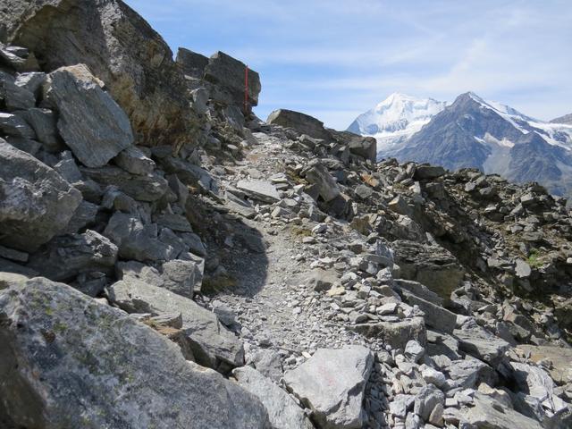 direkt vor uns die riesige Pyramide des Weisshorn