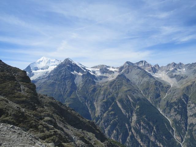 wie auf dem Präsentierteller liegt die ganze Bergkette vor uns