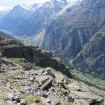 die Viertausenderflanken stürzen hier in schwindelnder Schönheit an die 3100 Meter in den engen Talboden