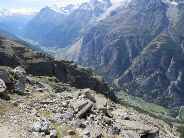 die Viertausenderflanken stürzen hier in schwindelnder Schönheit an die 3100 Meter in den engen Talboden