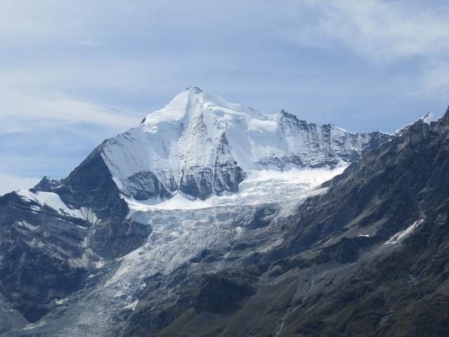 imposant die riesige Pyramide des Weisshorns