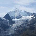 die Berge türmen sich zum Greifen nah in beeindruckender Mächtigkeit, das die Augen sich kaum losreissen wollen