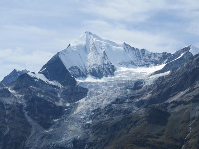 die Berge türmen sich zum Greifen nah in beeindruckender Mächtigkeit, das die Augen sich kaum losreissen wollen