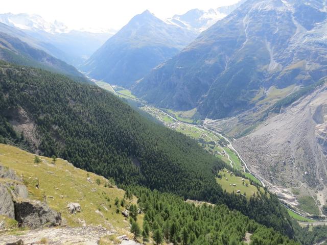 Tiefblick ins Mattertal mit Blick Richtung Täsch-Zermatt