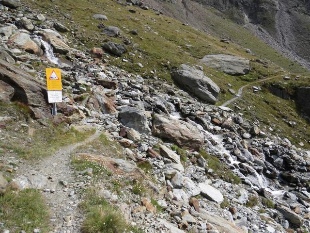 bei Punkt 2323 m.ü.M. überqueren wir den ersten einfachen Birchbach