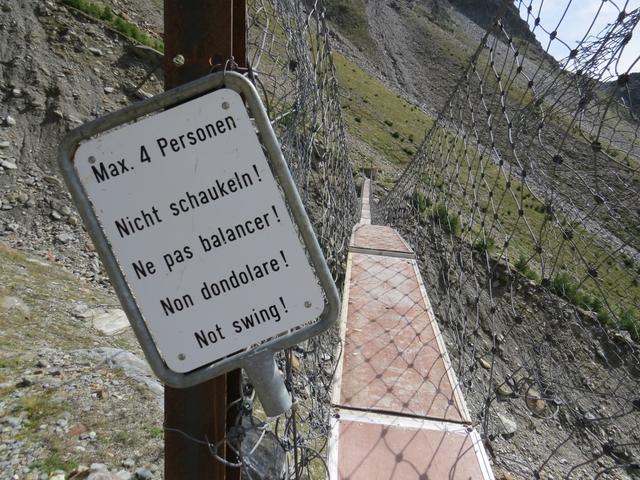 ohne diese spektakuläre leicht schwankende, in ihrer Bauweise stark an Nepal erinnernde Hängebrücke...