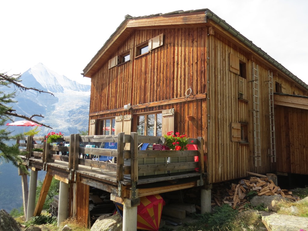 die Europahütte befindet sich mitten in einem Lärchenwald mit Felsblöcken...