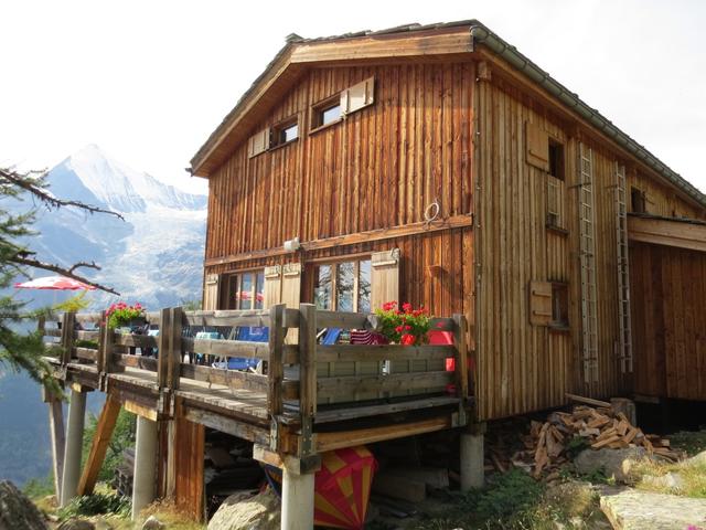 die Europahütte befindet sich mitten in einem Lärchenwald mit Felsblöcken...