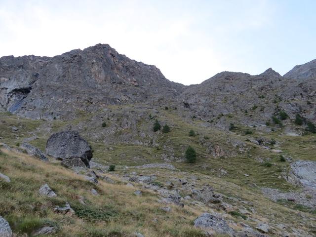 ... man erspart sich so den kurzen Abstieg. Beim grossen Felsbrocken treffen sich die beiden Wege wieder