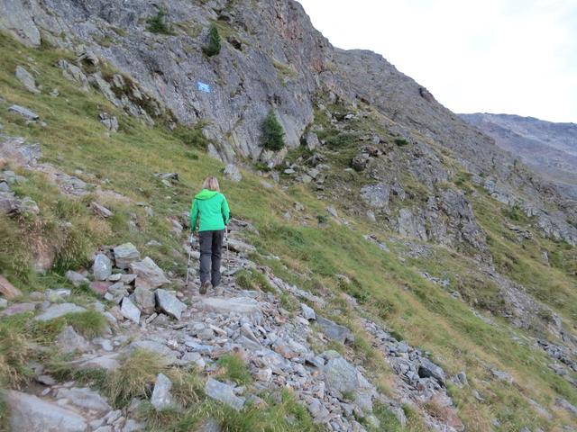 steil führt der noch nicht ausgesetzte Bergweg, auf die Felswand zu