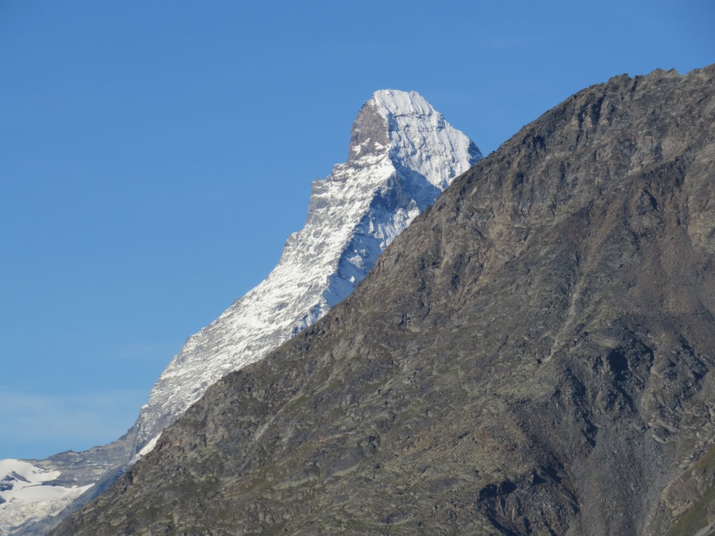 frech schaut das Matterhorn hinter dem Mettelhorn hervor