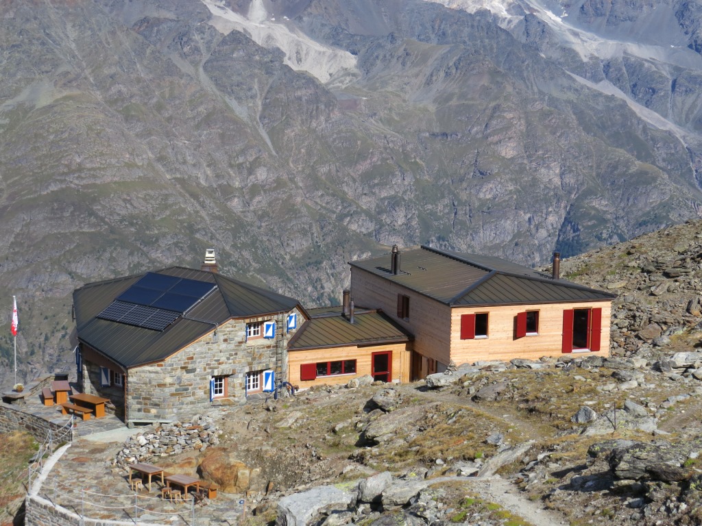 Blick zurück zur Domhütte mit dem gelungenem Neubau