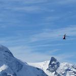 die Air Zermatt im Einsatz. Im Hintergrund Breithorn und Klein Matterhron