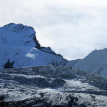 Breitbildfoto mit Festigletscher und Dom. Der Dom ist der höchste Gipfel des Mischabelmassivs