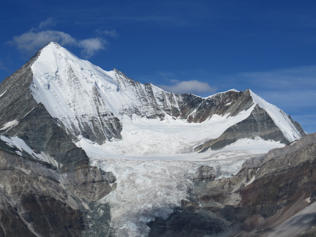 besonderer Augenschmaus im Gipfelmeer ist das Weisshorn mit seinen vergletscherten Flanken