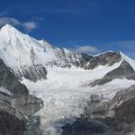 besonderer Augenschmaus im Gipfelmeer ist das Weisshorn mit seinen vergletscherten Flanken