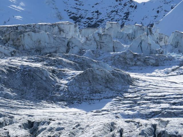 faszinierende Nahblicke bieten sich auf den Séracbruch des Festigletscher