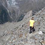 auf einer Höhe von knapp 3200 Metern treffen wir auf den Gletscher. Hier machen wir rechtsumkehrt und laufen zur Domhütte zur