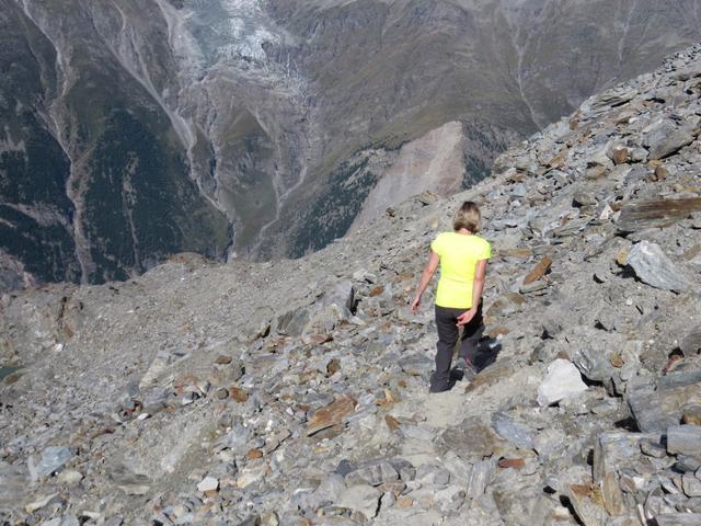 auf einer Höhe von knapp 3200 Metern treffen wir auf den Gletscher. Hier machen wir rechtsumkehrt und laufen zur Domhütte zur