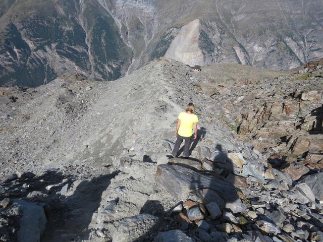 über die alte Seitenmoräne geht es zur Domhütte zurück. Seht ihr die Hütte?