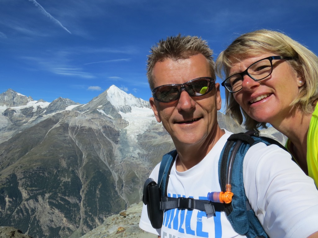 Erinnerungsfoto bei der Domhütte mit Weisshorn