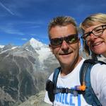 Erinnerungsfoto bei der Domhütte mit Weisshorn