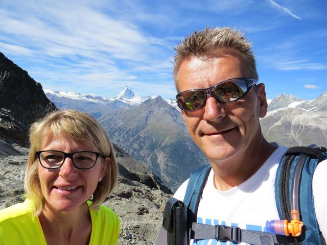 Erinnerungsfoto bei der Domhütte mit Matterhorn