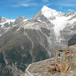 super schönes Breitbildfoto mit Domhütte und ein grandioses Bergpanorama