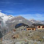 die Domhütte ist ein zentraler Ausgangspunkt von 7 Viertausender und bietet eine traumhafte Bergkulisse für Bergsteiger und Wa