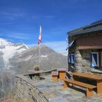 originell in Form eines Bergkristalls gebaut, klebt die Domhütte über den Steilflanken am Fuss des Festigletschers