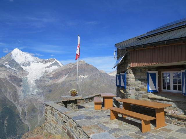 originell in Form eines Bergkristalls gebaut, klebt die Domhütte über den Steilflanken am Fuss des Festigletschers