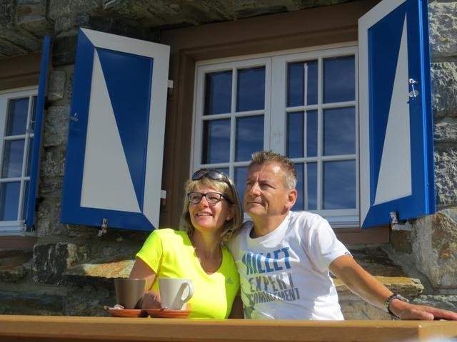 Erinnerungsfoto auf der Terrasse der Domhütte geschossen