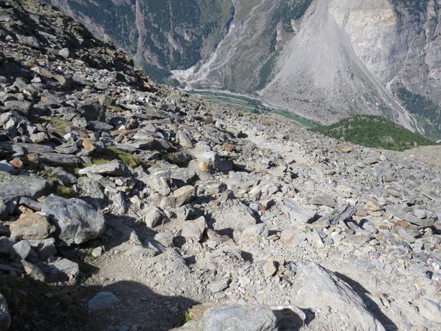 vorbei an Punkt 2820 m.ü.M. müssen wir uns wieder auf den Weg konzentrieren